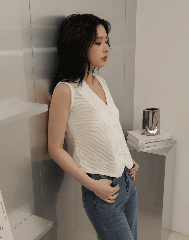MIT MINIMALIST V-NECK VEST