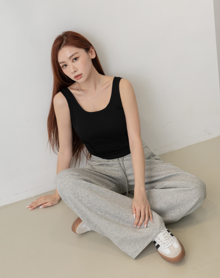 FLATTERING SLIM U-NECK COTTON TANK