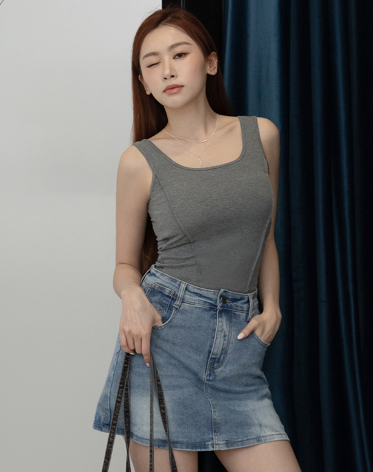 FLATTERING SLIM U-NECK COTTON TANK