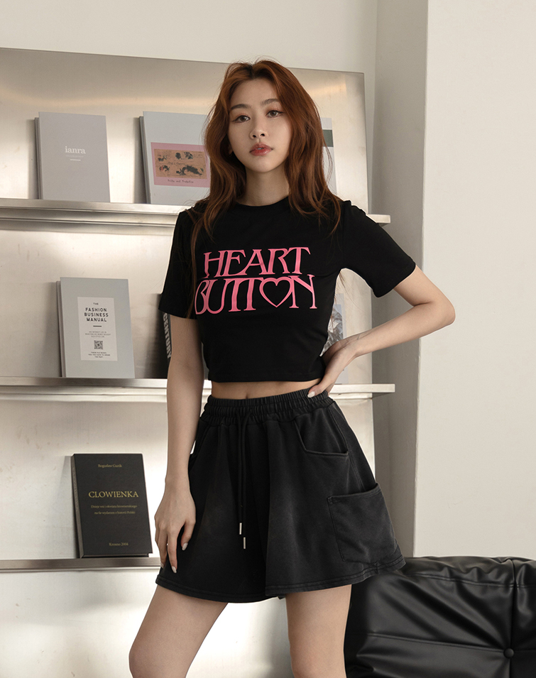 HEART BUTTON COLOR BLOCK ROUND NECK T-SHIRT