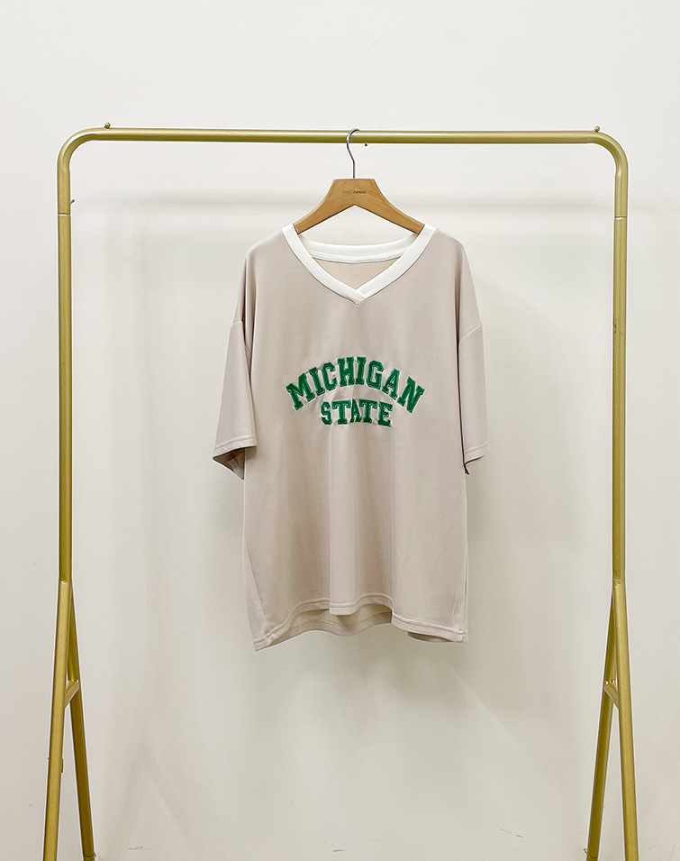 EDGY COLORBLOCK LETTER V-NECK SHORT-SLEEVE TOP