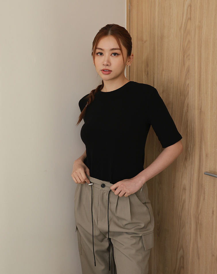 MINIMALIST  VERSATILE ROUND-NECK TEE