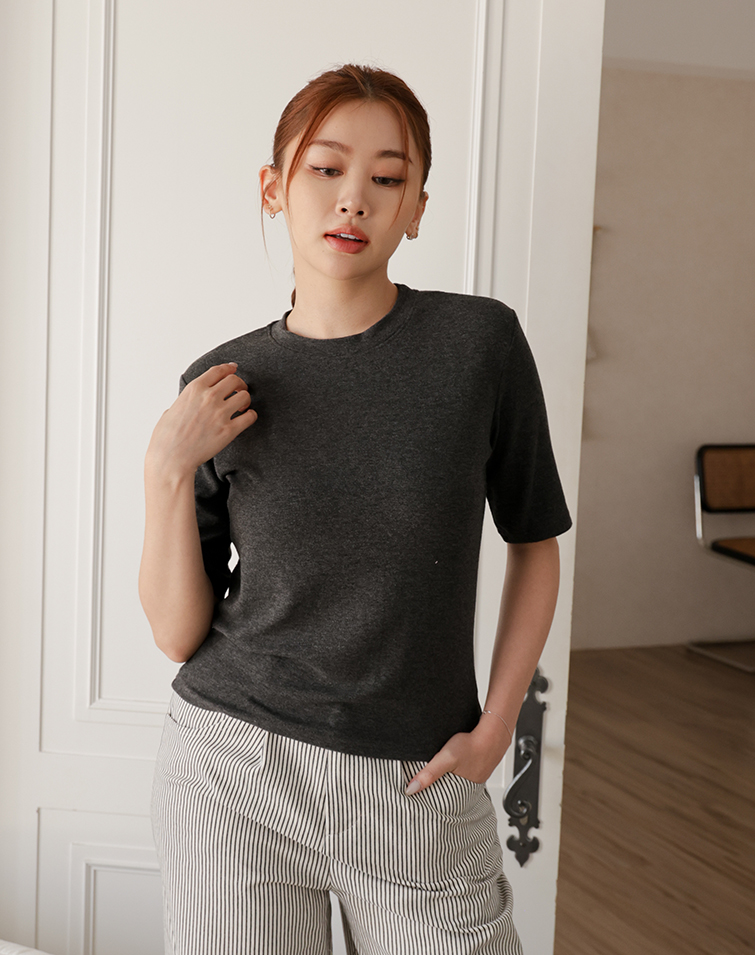 MINIMALIST  VERSATILE ROUND-NECK TEE