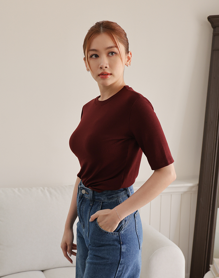 MINIMALIST  VERSATILE ROUND-NECK TEE