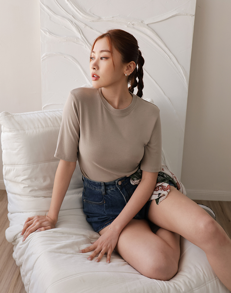 MINIMALIST  VERSATILE ROUND-NECK TEE