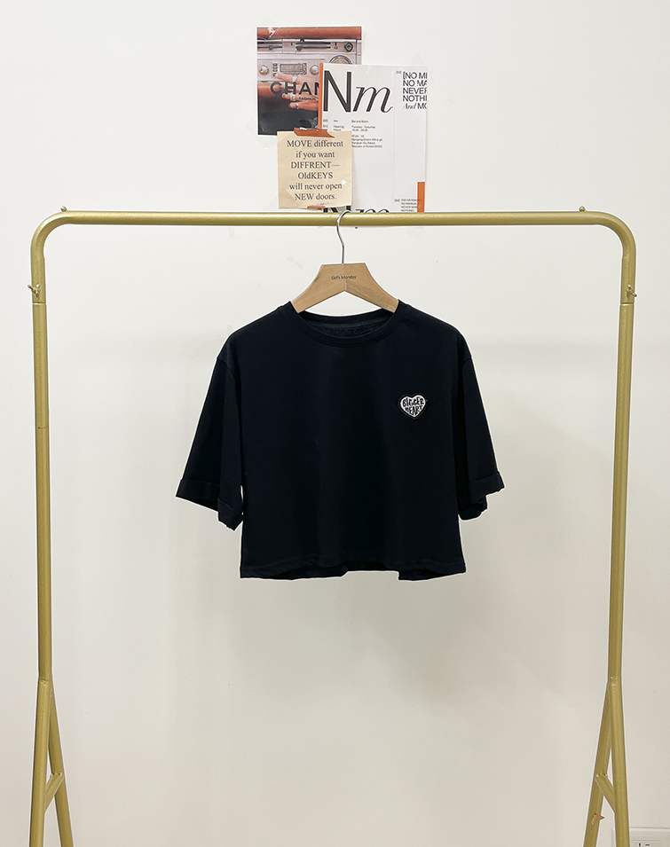 HEART EMBROIDERY PLAIN CREW-NECK TOP