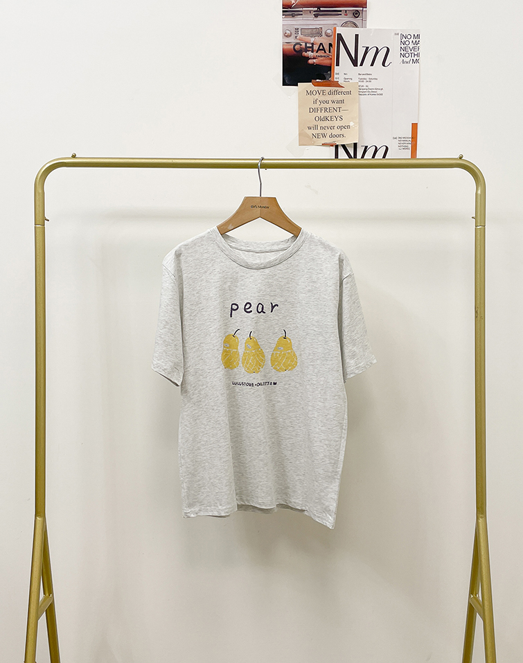 CHIC PEAR-THEMED GRAPHIC TEE