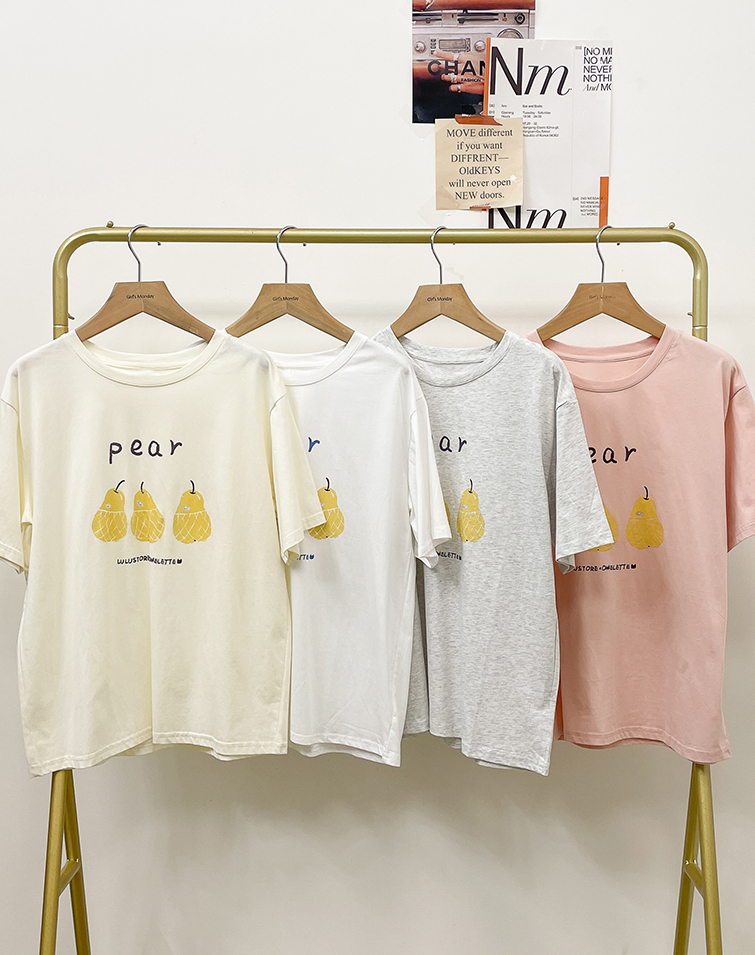 CHIC PEAR-THEMED GRAPHIC TEE