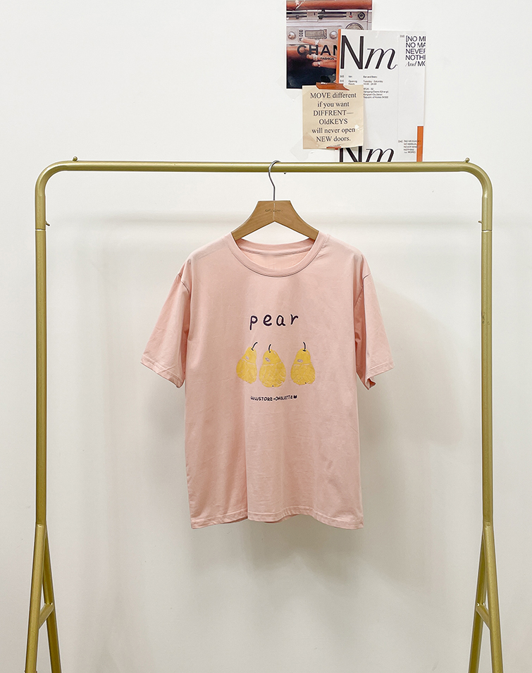 CHIC PEAR-THEMED GRAPHIC TEE