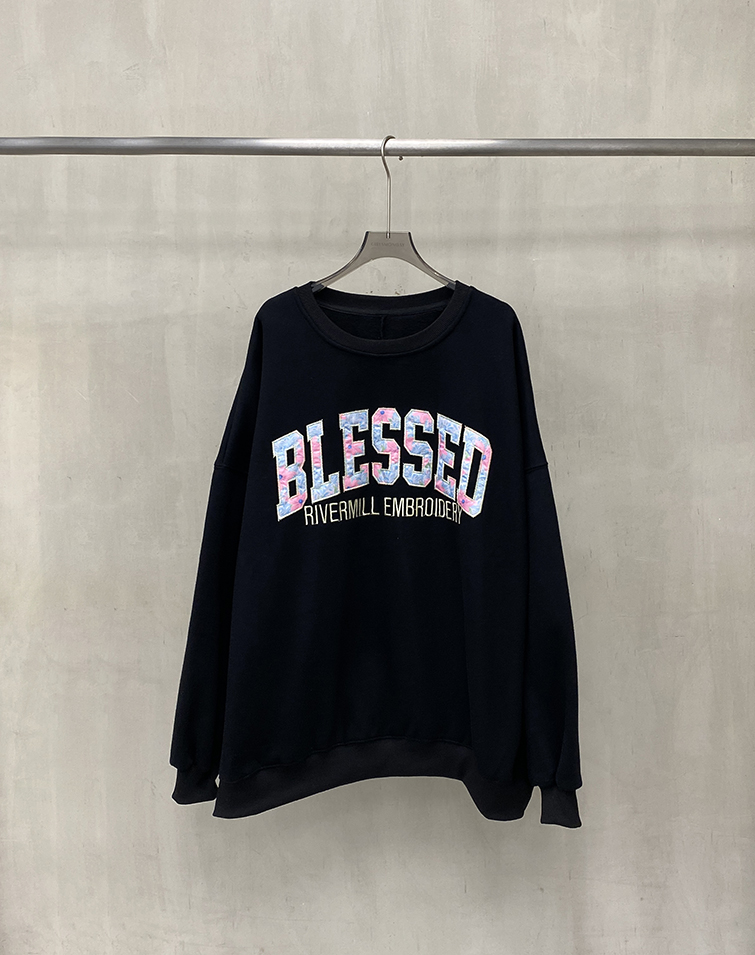 EMBROIDERED PATCH SWEATSHIRT