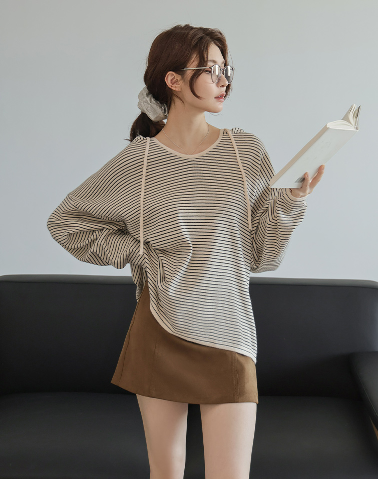 CONTRAST-STRIPED HOODED TOP