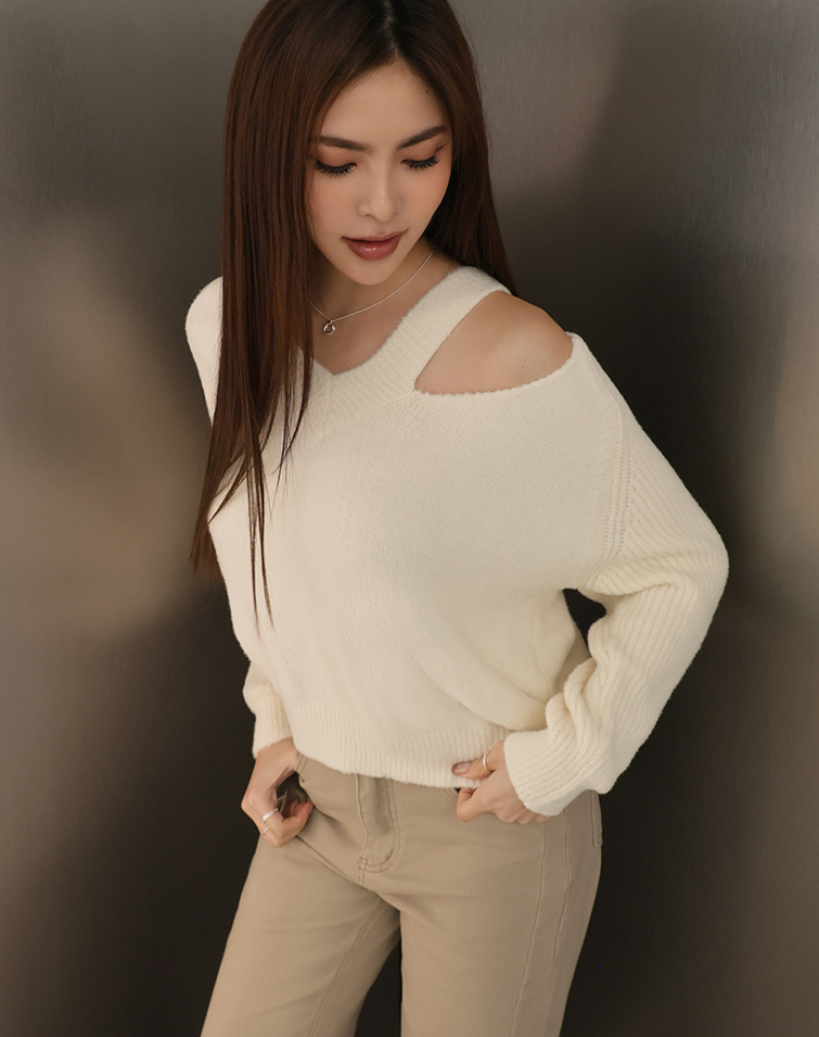 CUT-OUT SHOULDER KNIT TOP