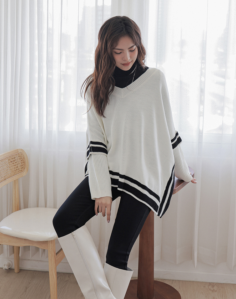 V NECK TWO TONE OVERSIZED KNIT TOP