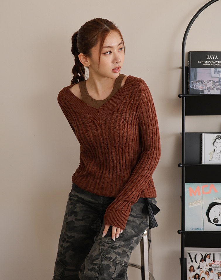 SOFT LINE  V-NECK KNIT TOP