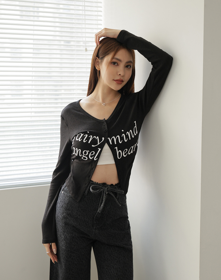 AMERICAN LETTER BUTTON LIGHT KNIT TOP