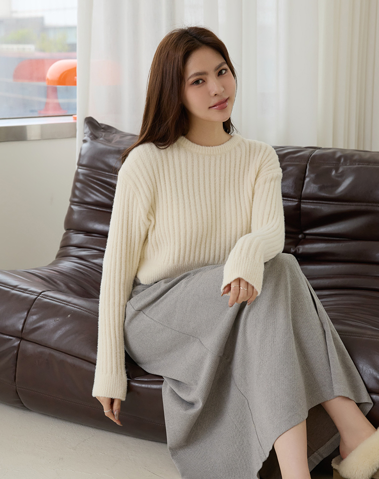MINIMALIST RIBBED KNIT TOP