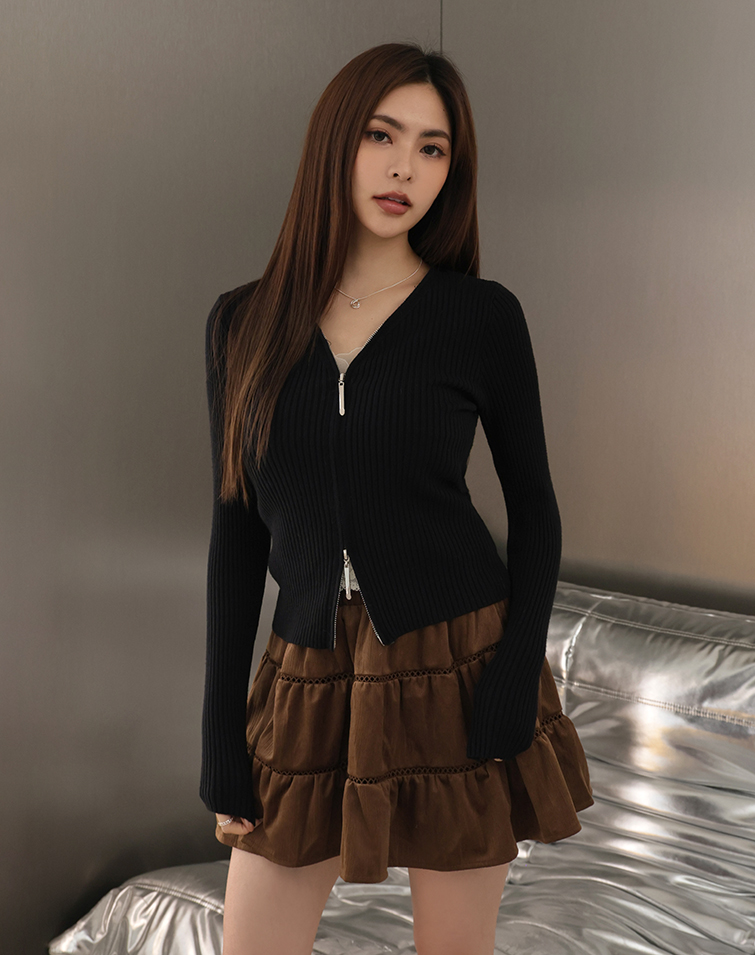 V-NECK ZIP KNIT TOP