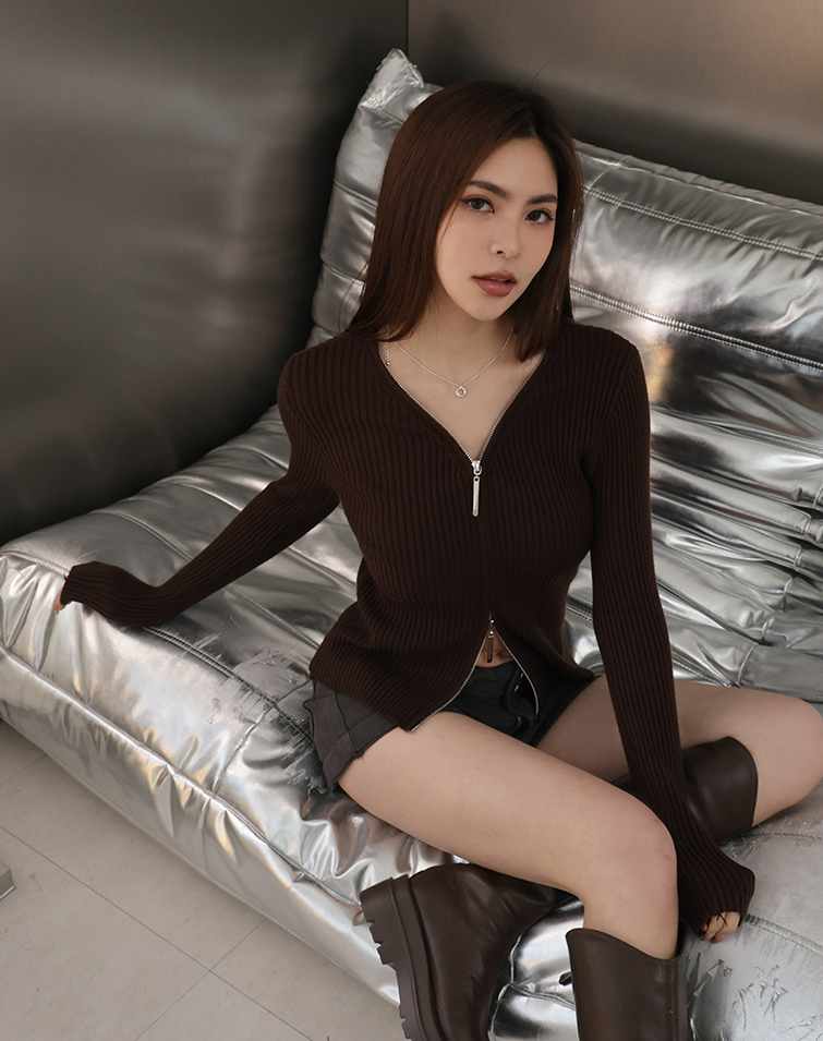 V-NECK ZIP KNIT TOP