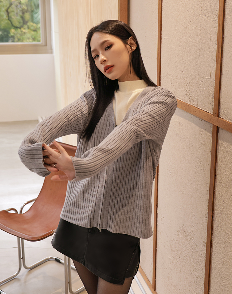 RIBBED V-NECK KNIT TOP