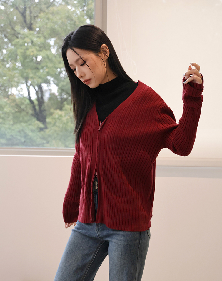 RIBBED V-NECK KNIT TOP
