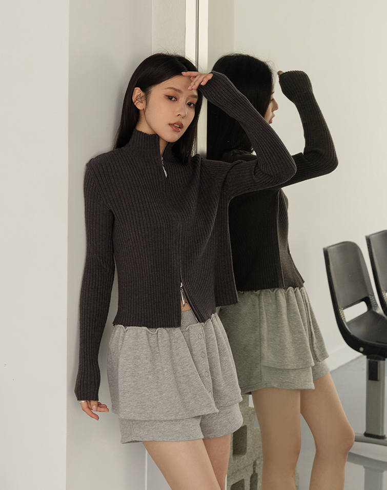 SOFT-FEEL TWO-WAY ZIP RIBBED TOP