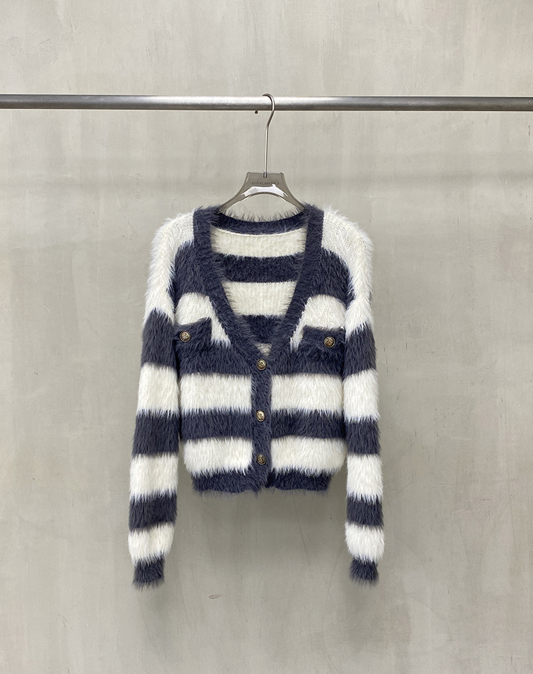 RELAXED V-NECK KNIT CARDIGAN