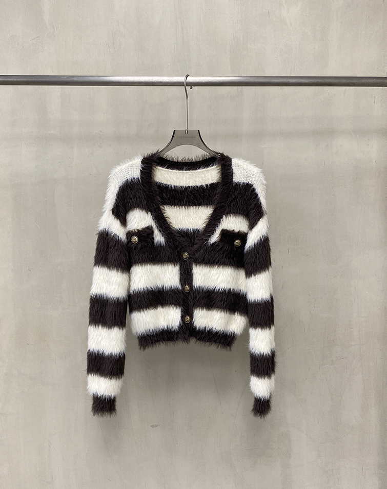 RELAXED V-NECK KNIT CARDIGAN