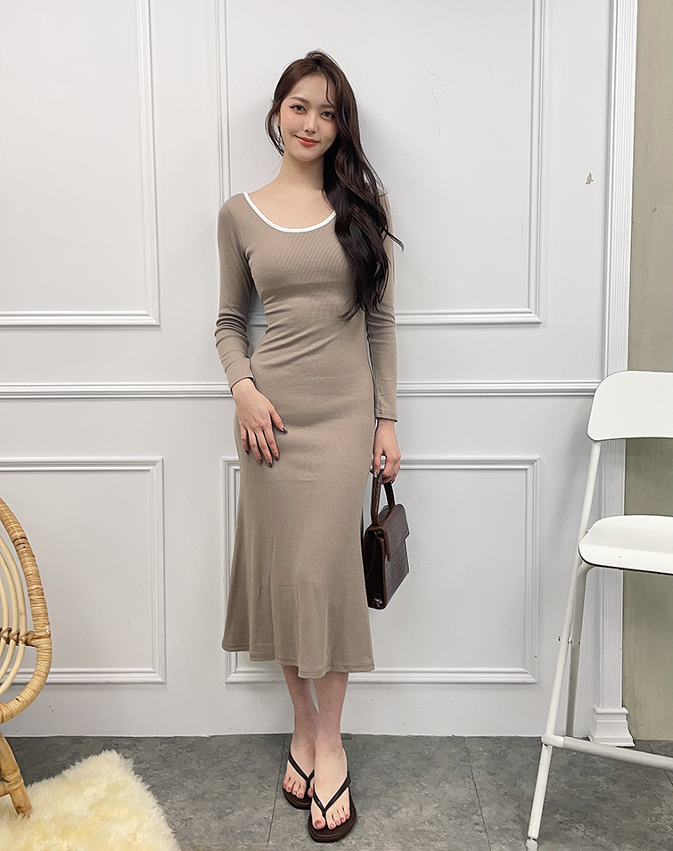 RIBBED BODYCON DRESS WITH BACK CUT-OUT