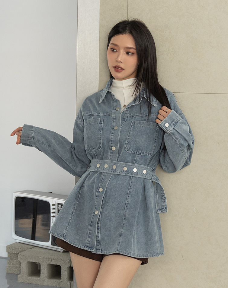 LIGHT-WASH DENIM BUTTON-FRONT JACKET