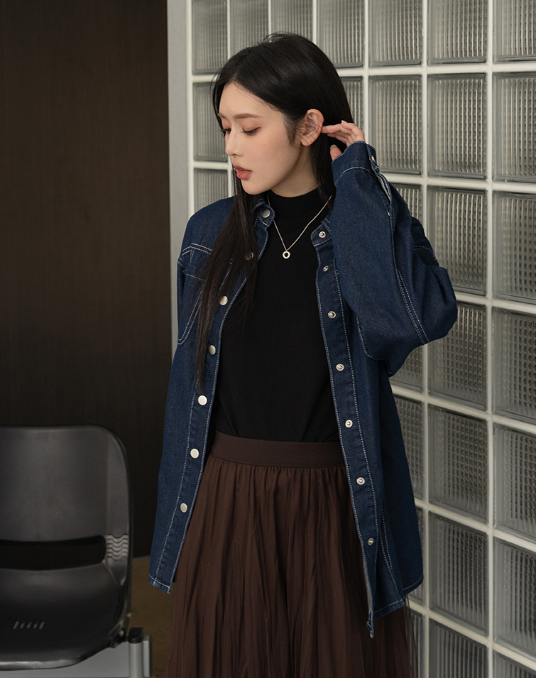 LIGHT-WASH DENIM BUTTON-FRONT JACKET