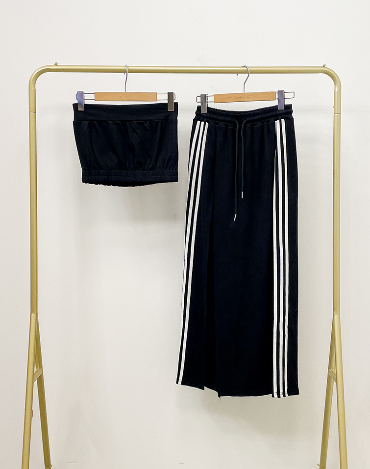 SIMPLE STRAIGHT NECK TOP WITH THREE-LINE SKIRT SET