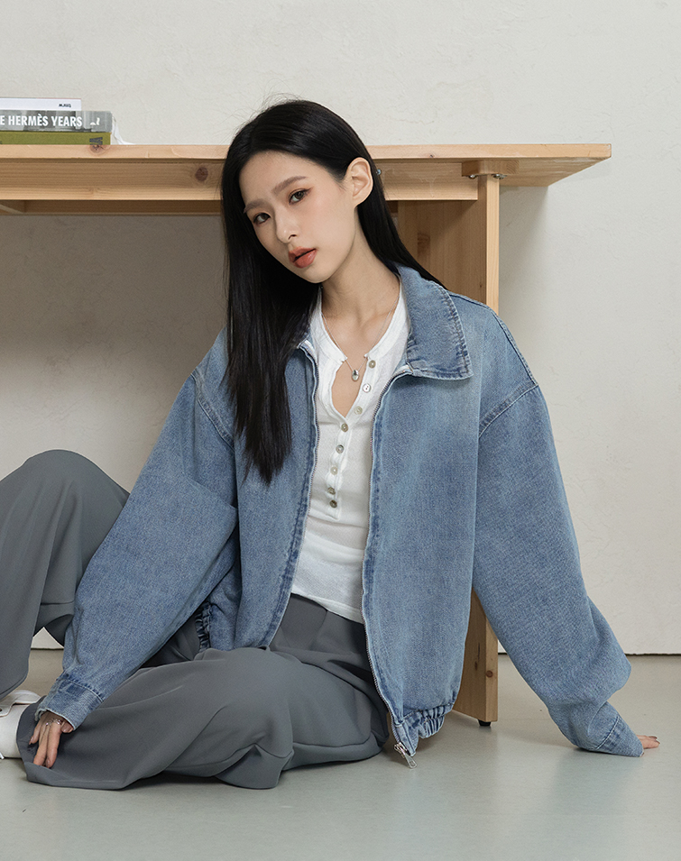 LIGHT-WASH COLLARED DENIM JACKET