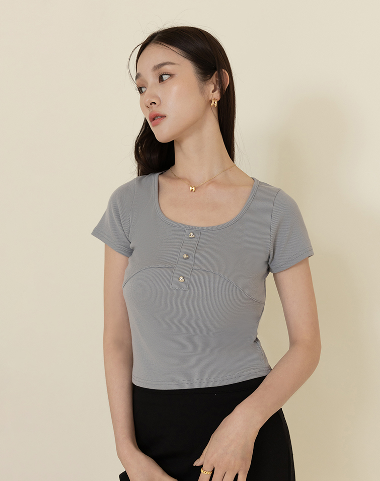 LOVELY HEART BUTTON BASIC TEE