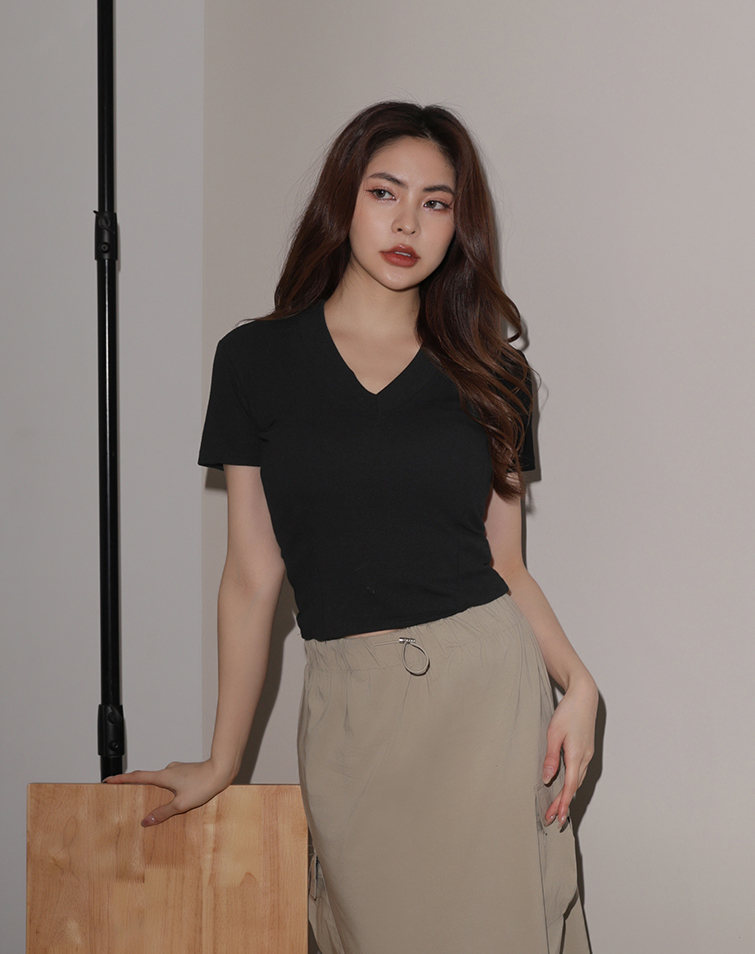 V-NECK SLIM-FIT PRINCESS SEAM SHORT-SLEEVE TOP