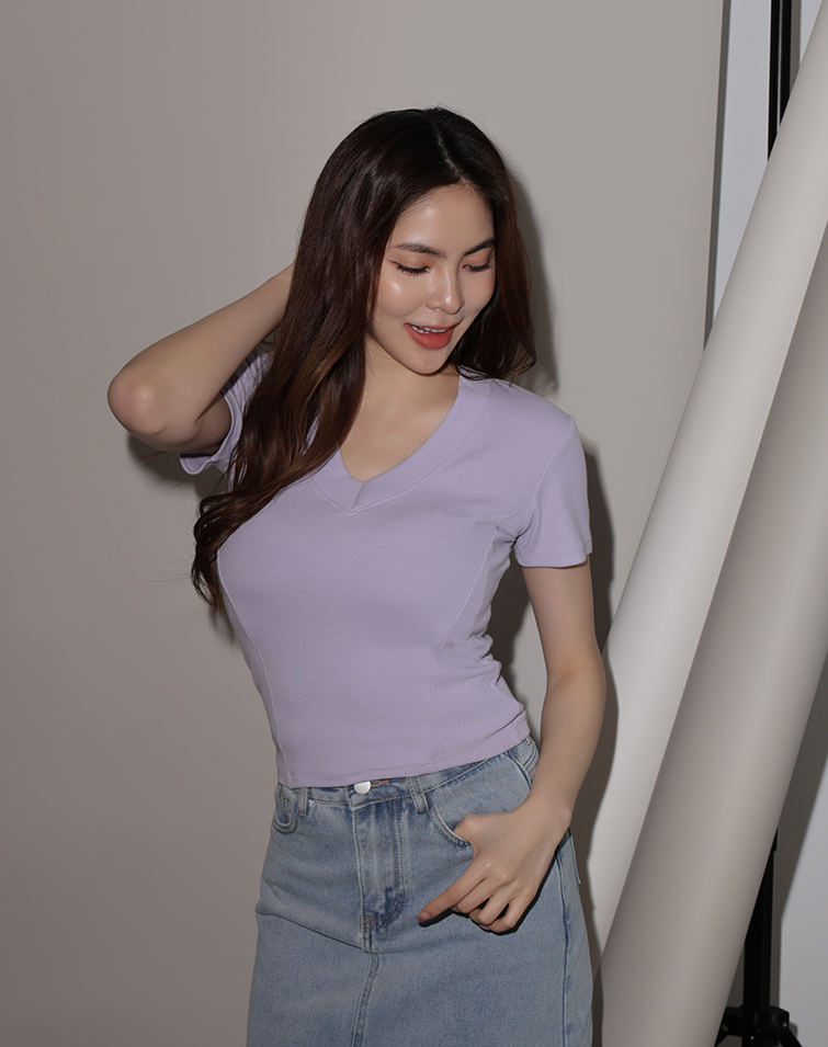 V-NECK SLIM-FIT PRINCESS SEAM SHORT-SLEEVE TOP