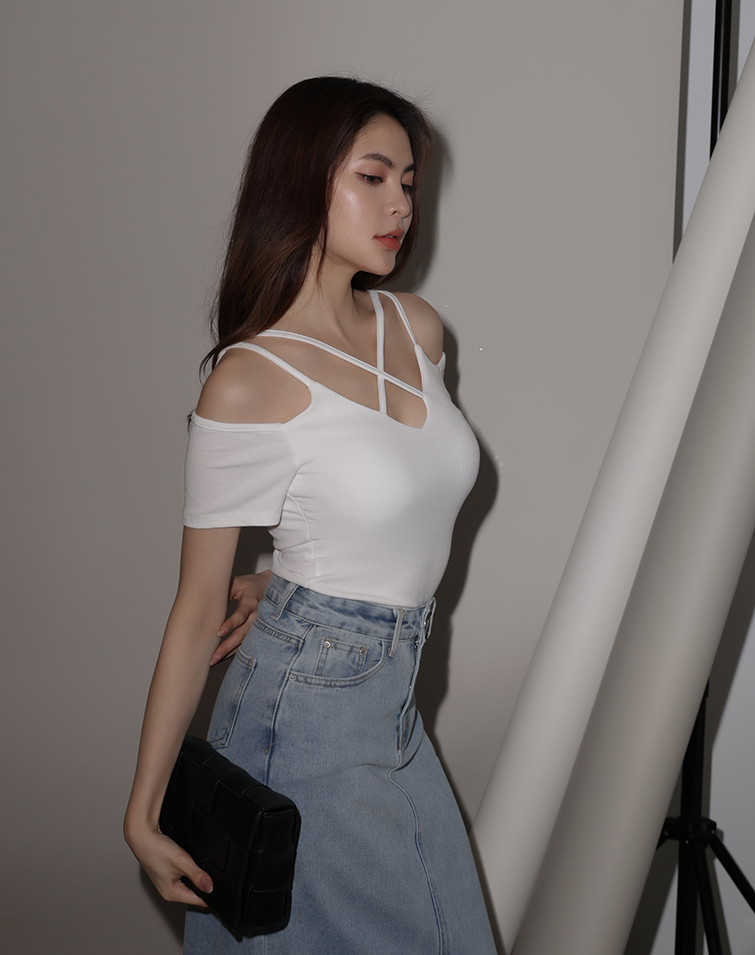 V-NECK CROSSOVER CUT-OUT TOP