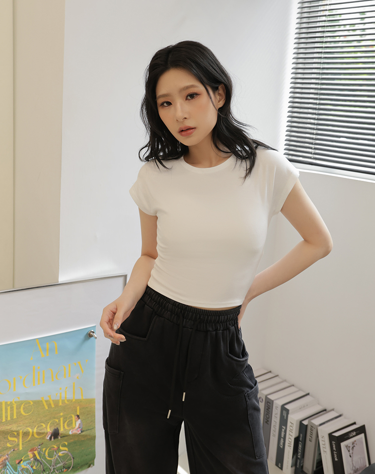 VERSATILE SOLID COLOR CROPPED TOP