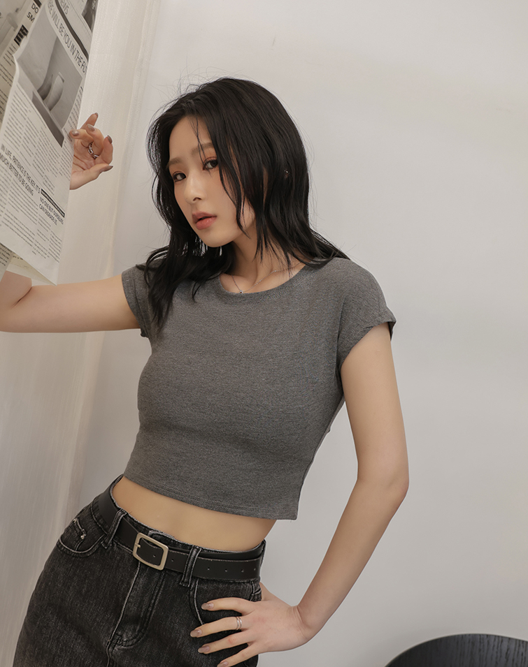 VERSATILE SOLID COLOR CROPPED TOP