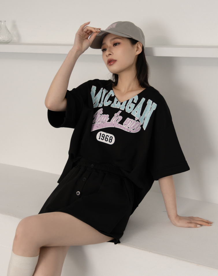 VIBRANT LETTERING V-NECK SKORT SET