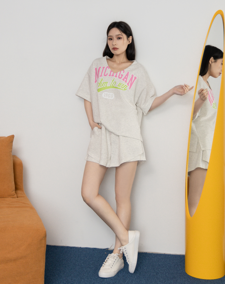 VIBRANT LETTERING V-NECK SKORT SET