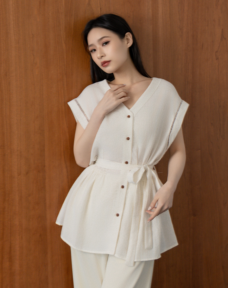 SOFT-TEXTURED WAISTED V-NECK TOP