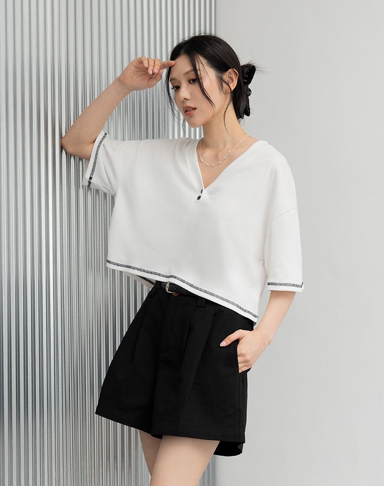 MIT CONTRAST TRIM V-NECK TEE