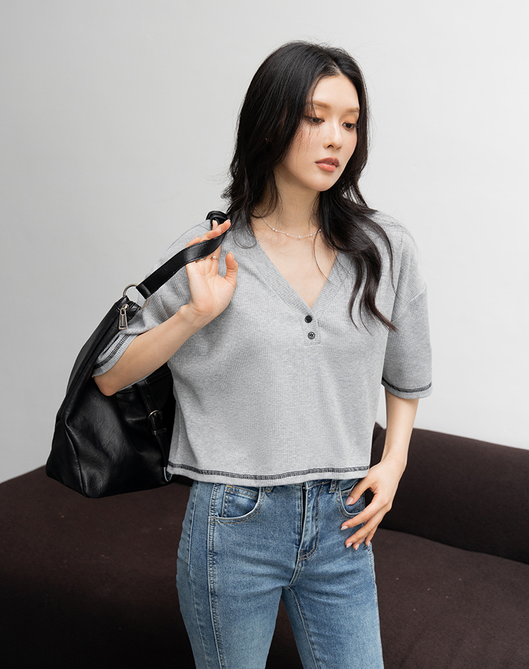 MIT CONTRAST TRIM V-NECK TEE