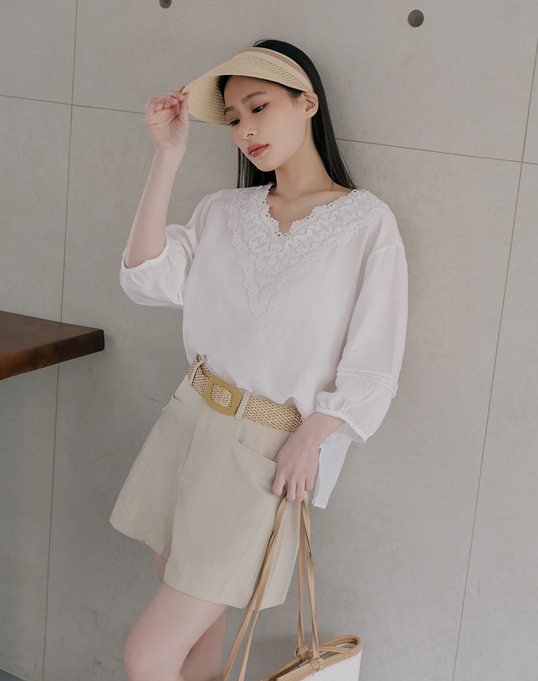 LACE V-NECK SLEEVE TOP