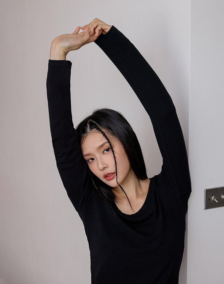 VERSATILE CREW-NECK LONG-SLEEVE TOP
