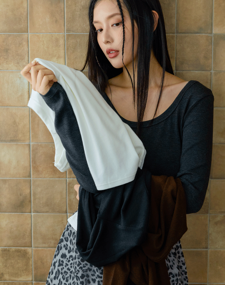 VERSATILE CREW-NECK LONG-SLEEVE TOP