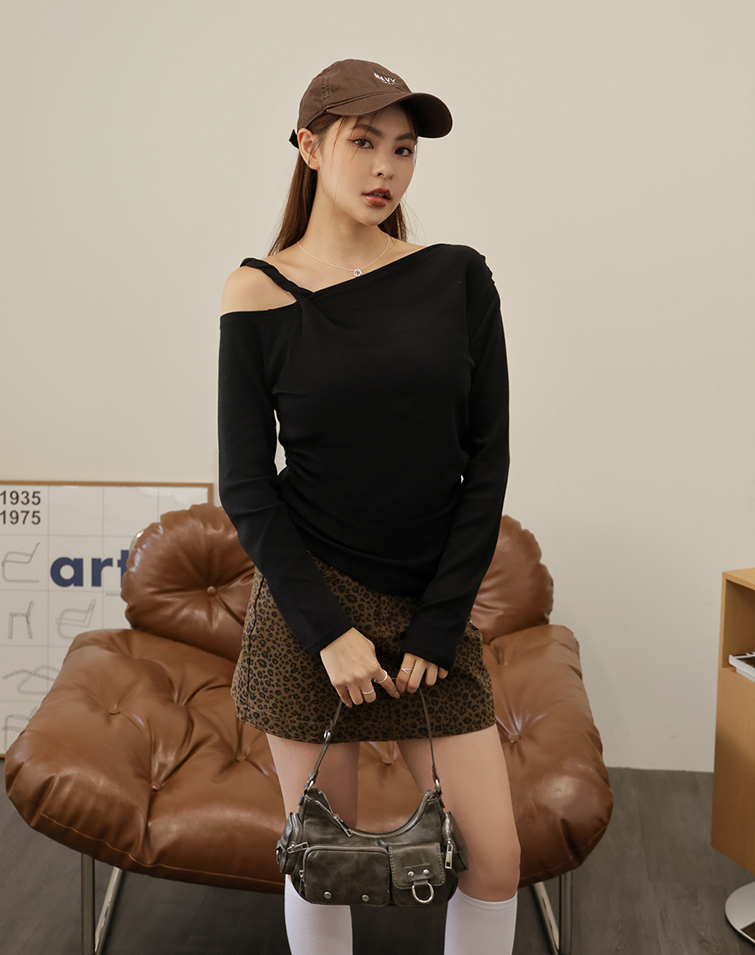 ASYMMETRICAL HEM LONG-SLEEVE TOP