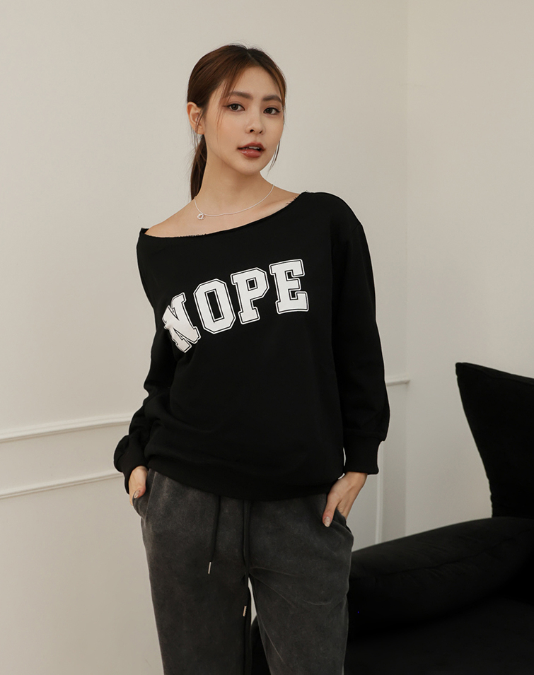 LOOSE OFF-SHOULDER LETTERING TOP