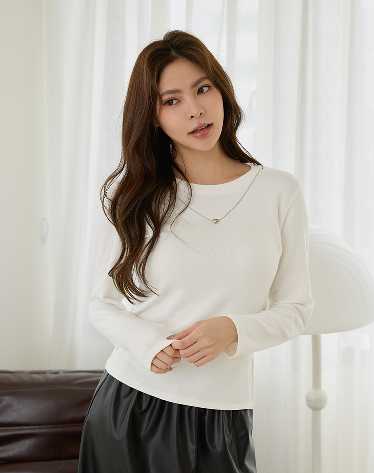 ELEGANT CHAIN-ACCENT LONG SLEEVE TOP