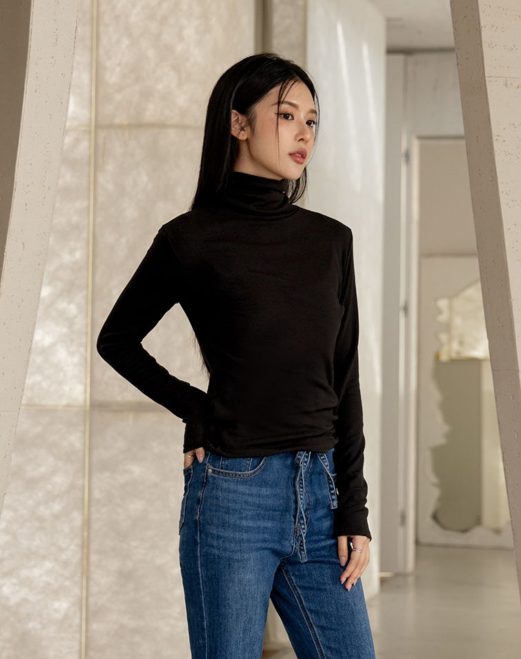 TEXTURED RIBBED HIGH-NECK TOP